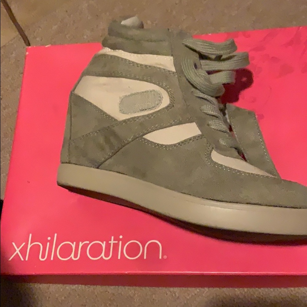 Wedge sneaker